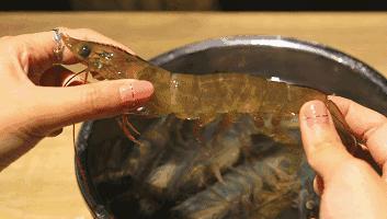 摸着良心讲，昆明关上某饭店，虾肉好吃到甩市区饭店10多条街