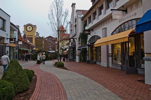 除了啤酒足球汽车,这里还有*情纵**的购物体验