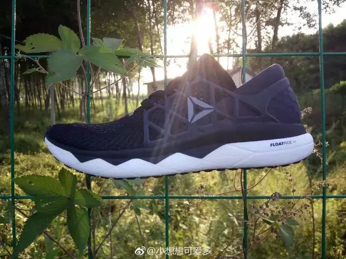 reebok什么跑鞋最好,䨻科技跑鞋踩开有多爽