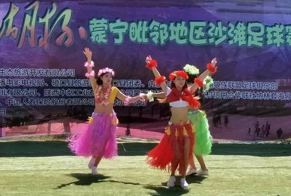 “纳林湖杯”沙滩足球赛激战乌兰布和沙漠