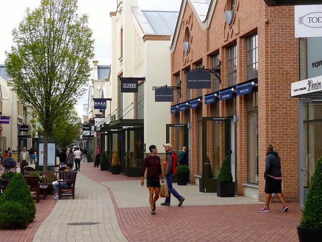除了啤酒足球汽车，这里还有*情纵**的购物体验