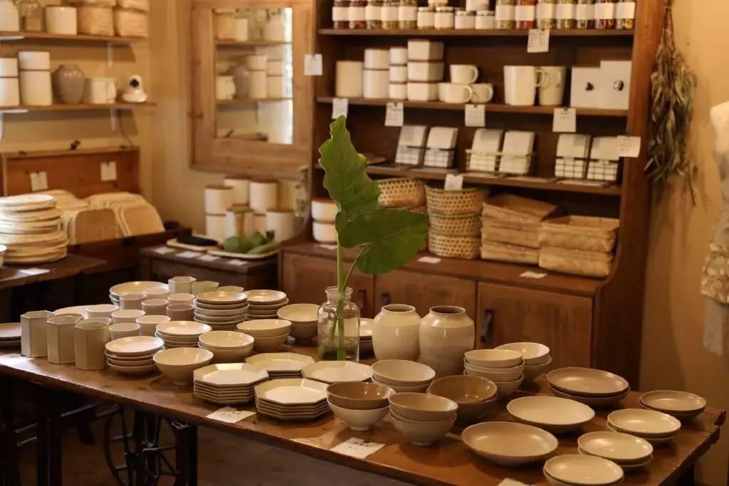 90后帅哥花3000元爆改出租屋后，又买了个破院子