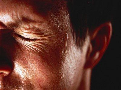 上半身多汗是什么症状,老人多汗是4种病的警告