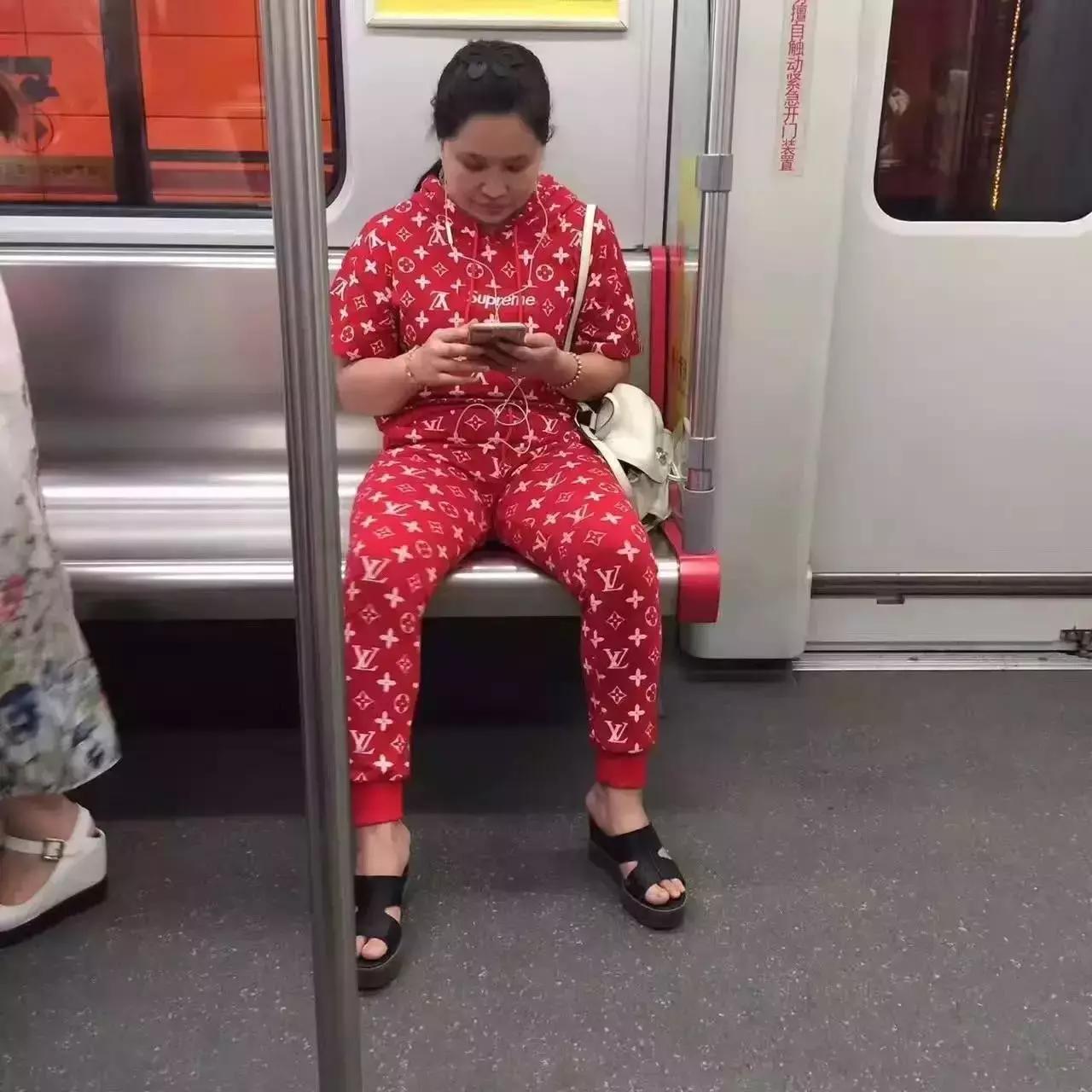 花100万买一台奔驰超跑,花100万买奢侈品