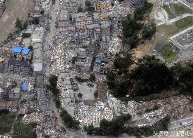 地震发生时安全的逃生方法100字,高楼发生地震时正确的逃生方法是
