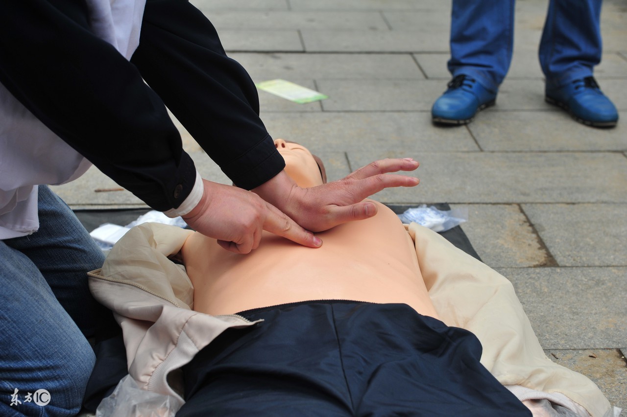 小董健康小讲堂第一期：中暑后采取什么急救方法最有效