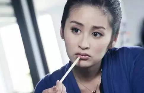 为什么美妆博主的口红都要涂出去 (美妆博主和普通人涂口红哪个好)