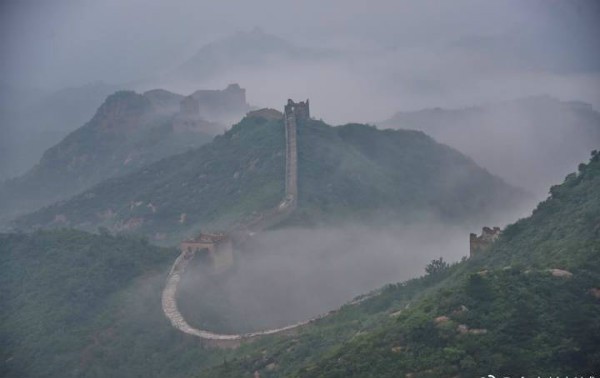 自带仙气效果，如临仙境奇缘，你见过这么高颜值的万里长城吗？