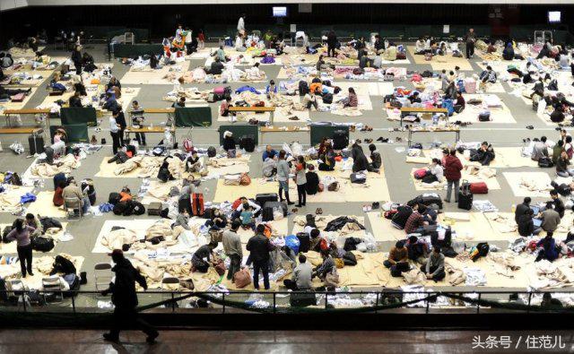 地震发生时安全的逃生方法100字,高楼发生地震时正确的逃生方法是