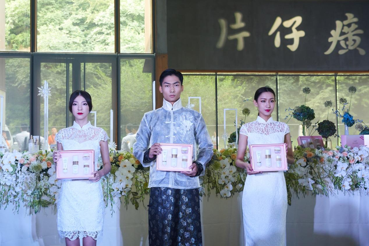 片仔癀雪肌无暇润白,片仔癀雪肌无暇精粹水