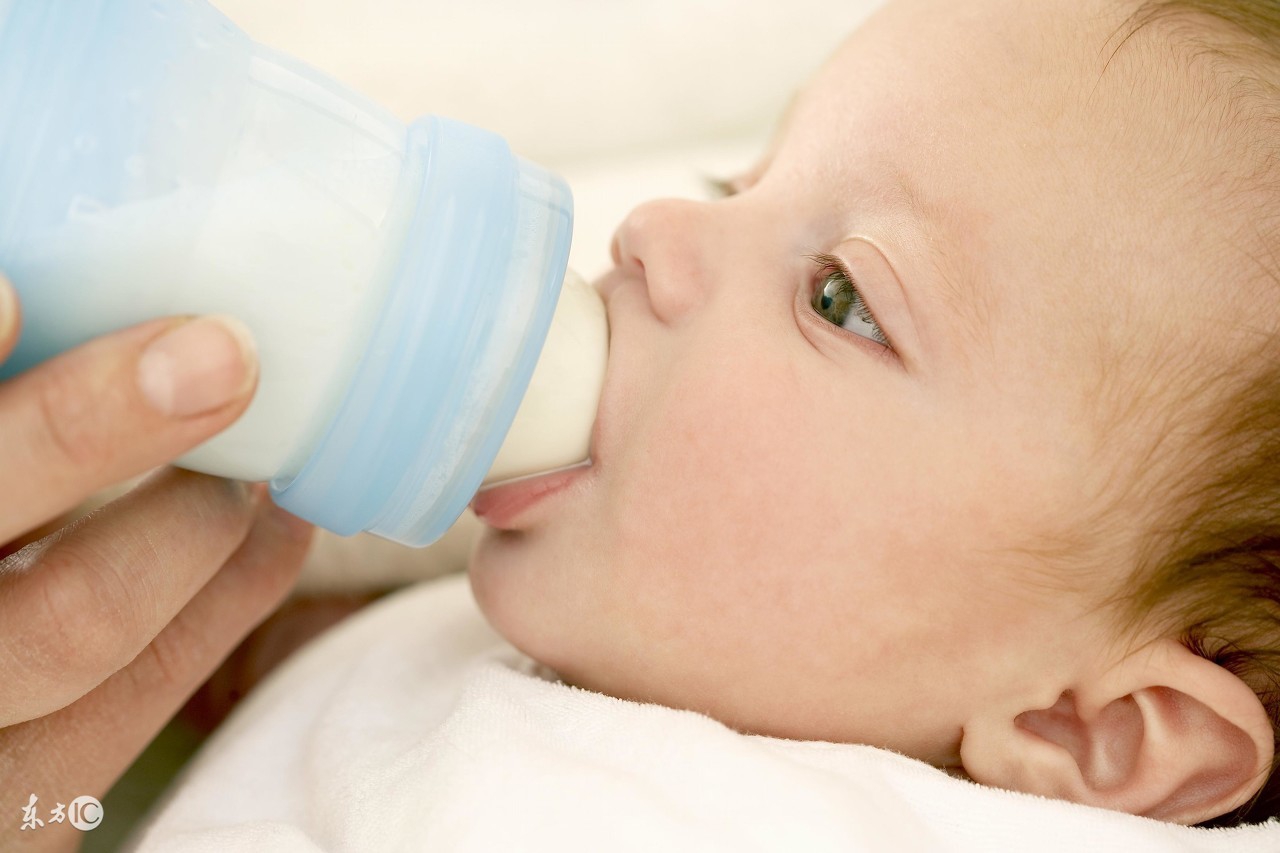 宝妈们给宝宝用的什么奶粉,给宝宝喂奶奶瓶