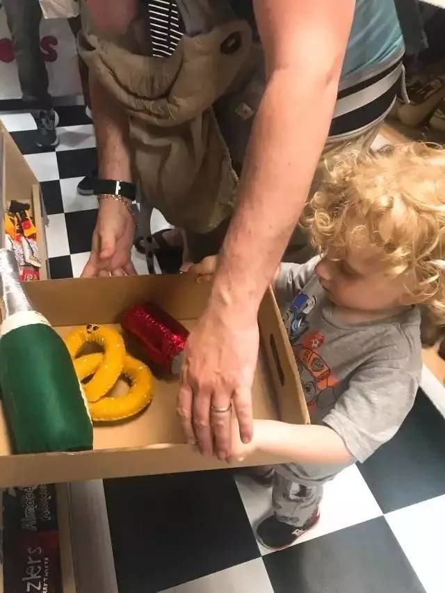 这家店9000件商品全是假货,人们却争相购买