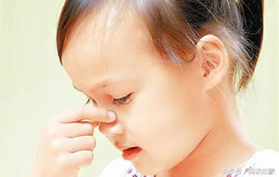 小孩摔倒后流鼻血是什么原因,宝宝摔倒过了几个小时后流鼻血
