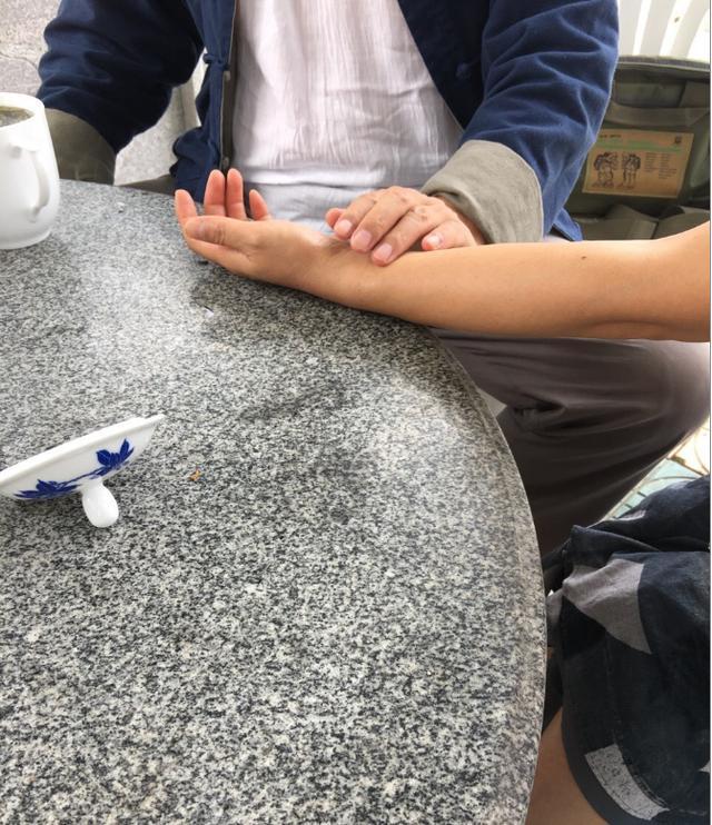 上半身多汗是什么症状,老人多汗是4种病的警告