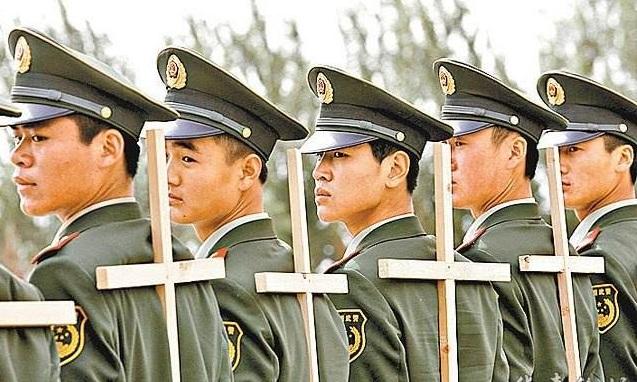 军人的腰板为什么那么直，怎么练成的？