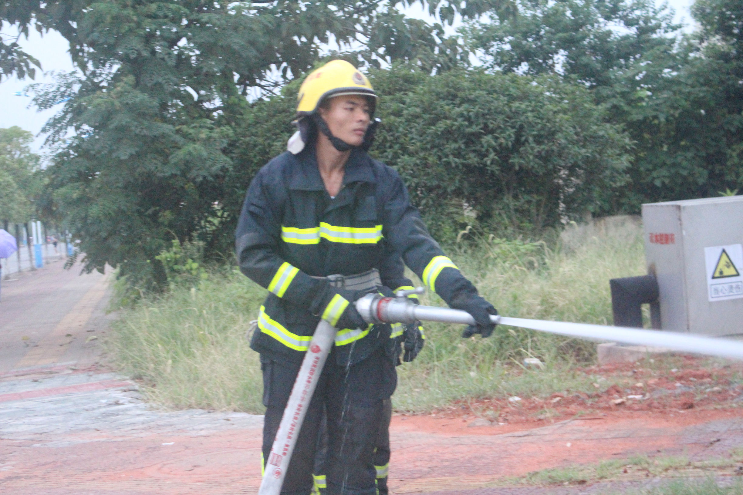 路上突然起火消防队迅速扑灭,摩托车起火民警飞奔救援30秒扑灭