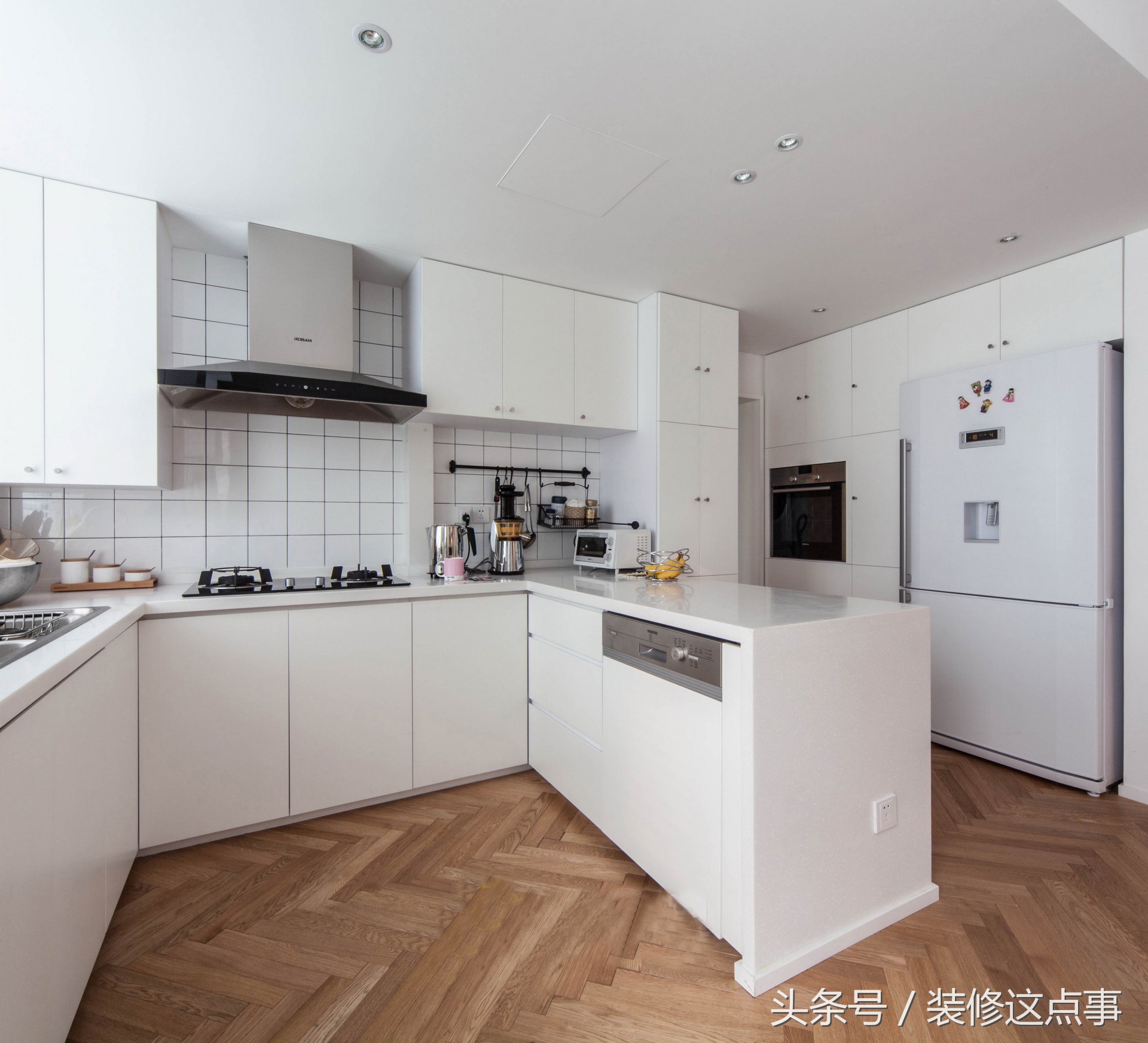 客厅吊顶便宜又好看效果图,经典南北通透两居室装修吊顶