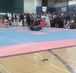 死亡翻滚失败场面,南非健美后空翻断颈