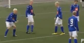 足球打耳光的庆祝动作,足球场上庆祝宝宝出生的动作