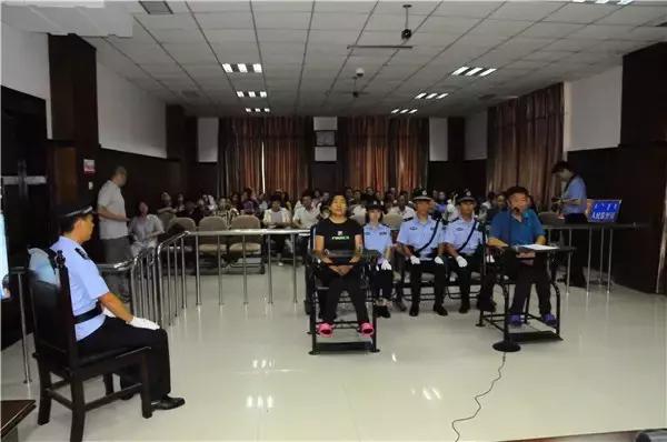 落马21个月，爱上镜的书记和老婆在法庭见面