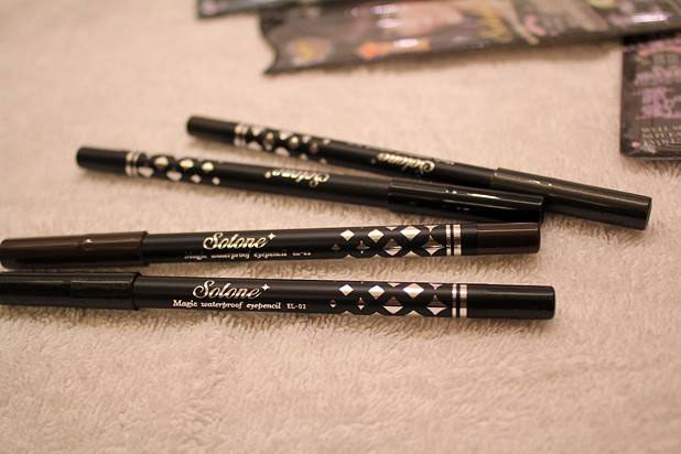 眼睛放大的秘诀离不开它!眼线胶笔或许比眼线笔更适合你