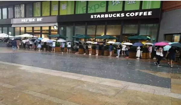 喜茶进京生意这么火？雷雨天也要排队2小时星巴克更是被虐成狗