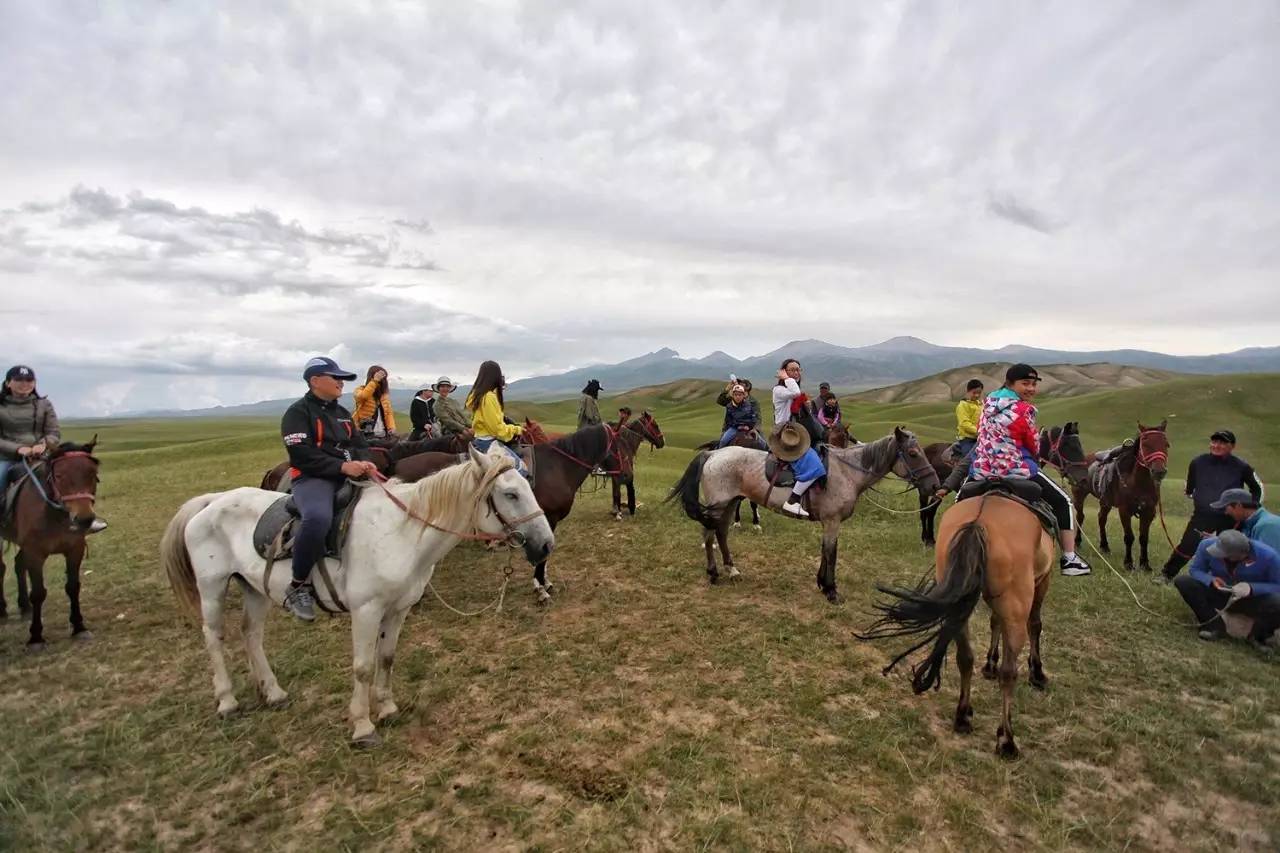 大手牵小手我们一起走,大手牵小手我们一起走图片
