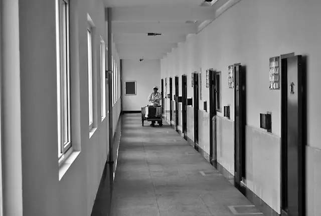 进了看守所还有免费律师吗,进了看守所后出来会有案底吗