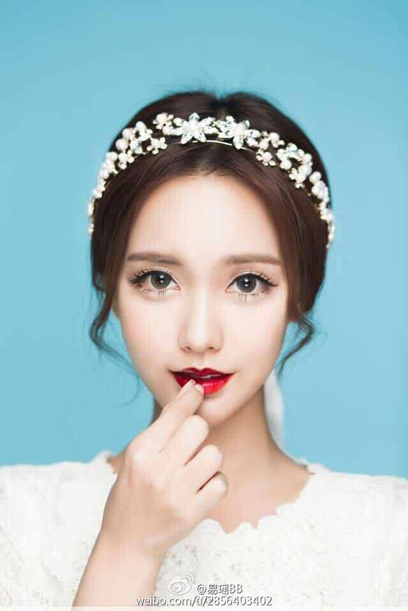 严智恩红裙,严智恩奢侈代言图片