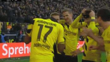 足球打耳光的庆祝动作,足球场上庆祝宝宝出生的动作