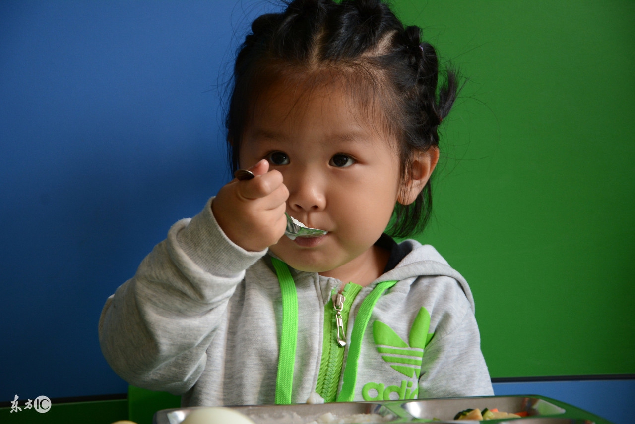 小孩爱含饭怎么办,小孩喂饭的时候老是含饭怎么办