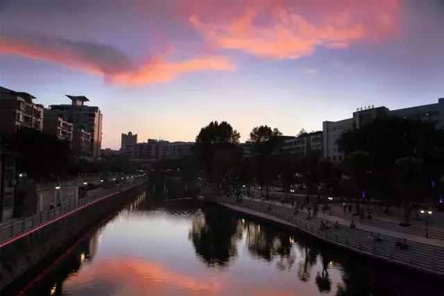 大足石刻详细讲解,大足简短介绍