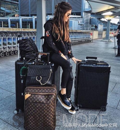 明星机场行李箱颜色,明星出门必备的行李包