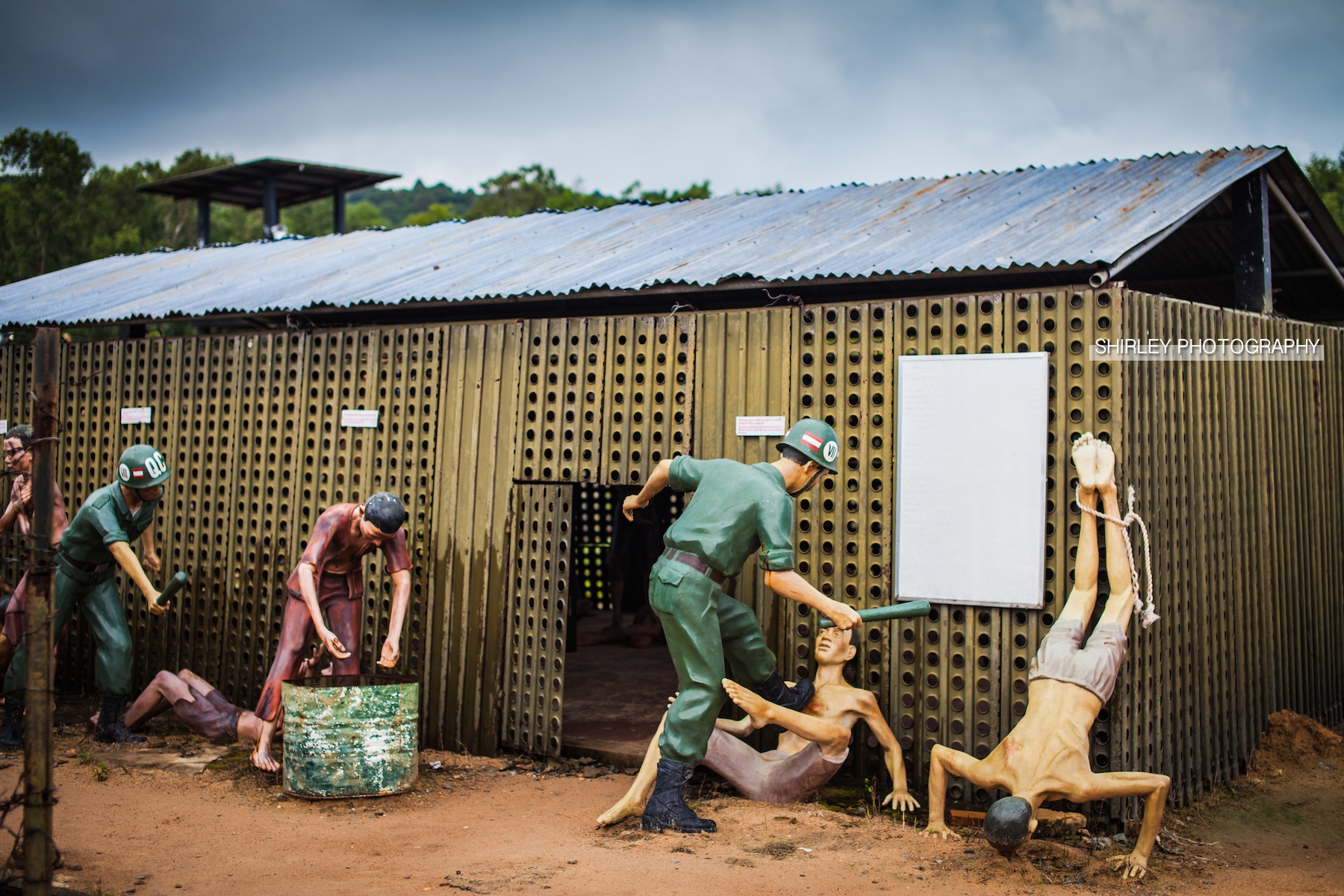 实拍曾经的越南战俘监狱，那的战俘曾遭到电击、水淹、虎笼虐待