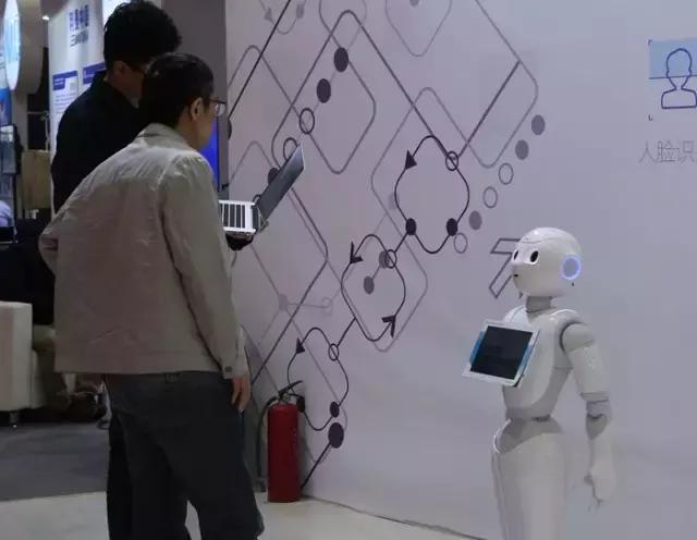 会钓鱼的机器人,能画画的智能机器人