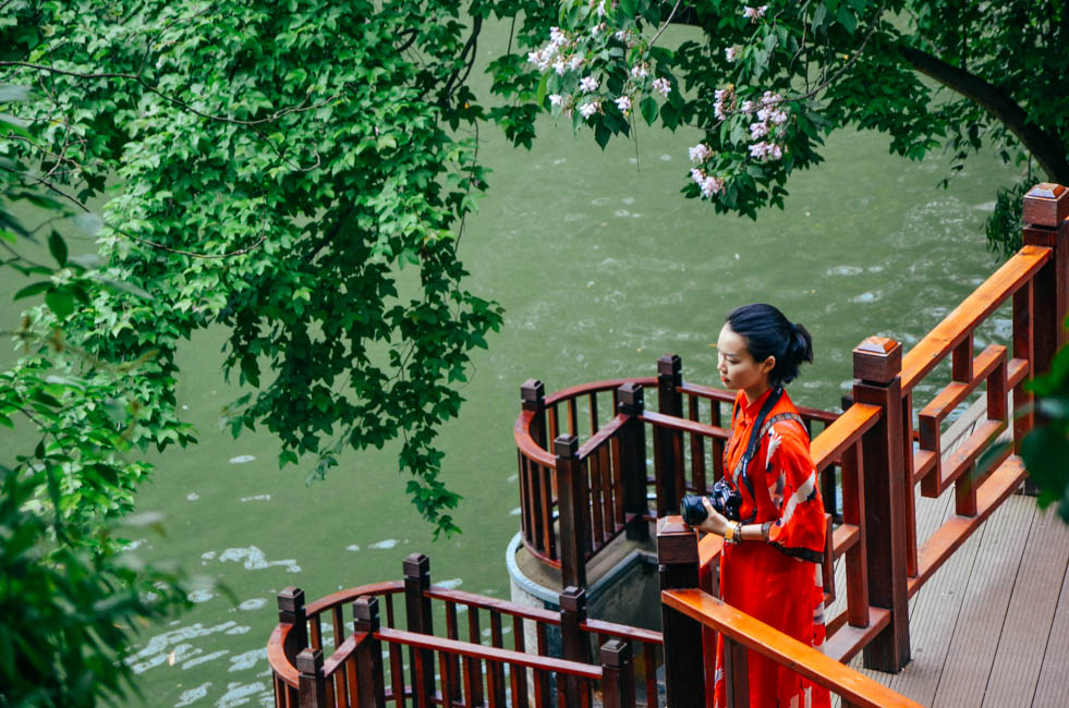 坐船水上漂,坐船漂在海面上