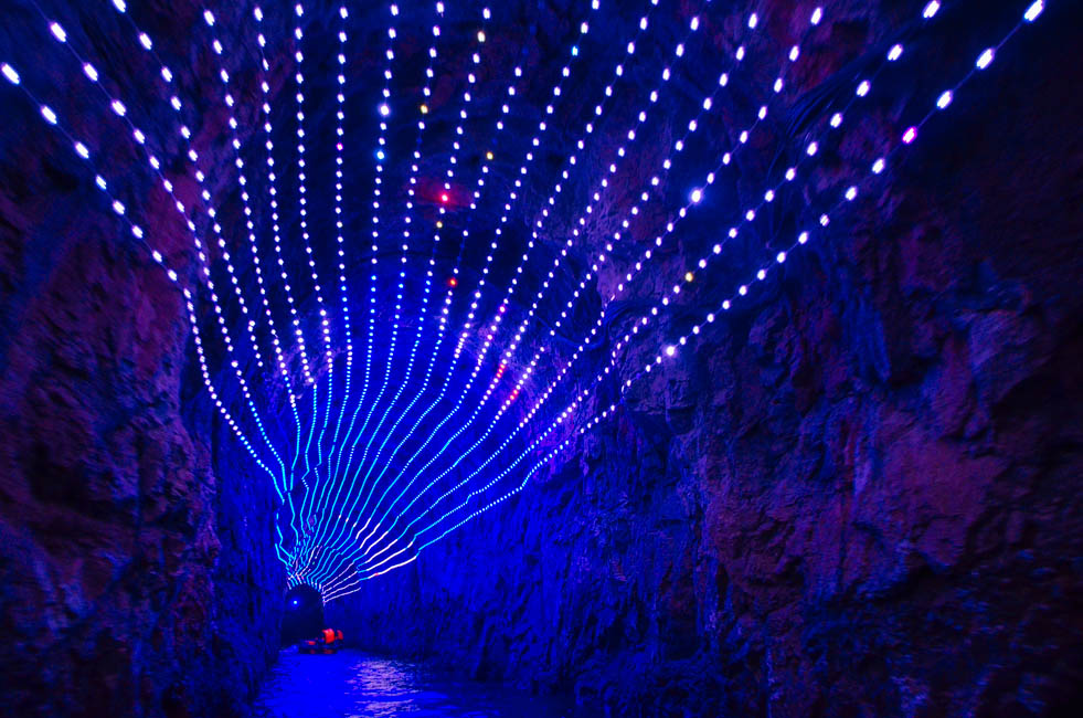 坐船水上漂,坐船漂在海面上