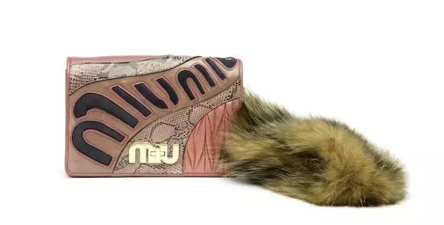 prada春夏信封包,prada三合一包包七夕