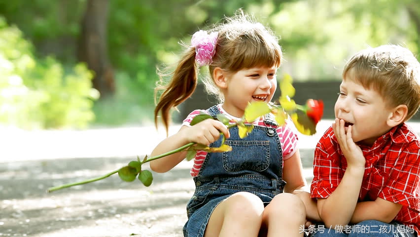 二宝把大宝打了,二宝打大宝妈妈让大宝还手的视频