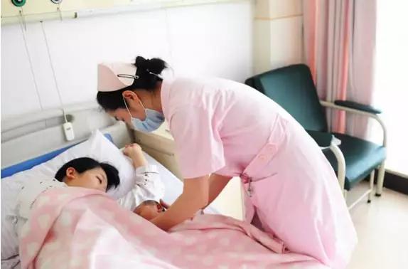 孕妇顺产徒手剥离胎盘,孕妇分娩后手剥胎盘