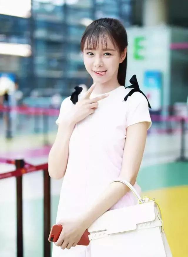 明星尬拍名场面,明星机场撞柱子尬舞