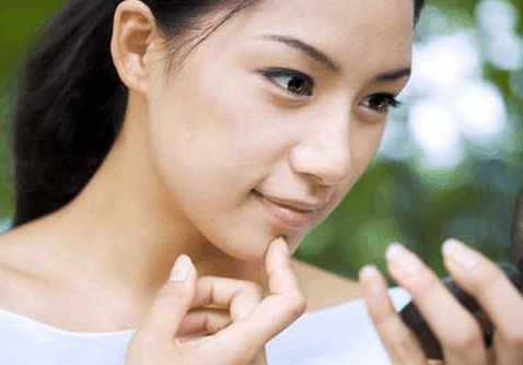 身上长了这种痣竟是肝硬化前兆,皮肤上长红痣要当心是肝病的征兆