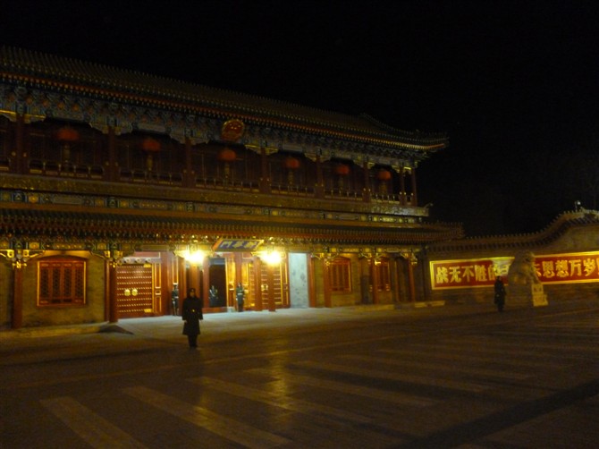 冬天的寒夜里，我们从北京西站走到*安门天**看升*旗国**