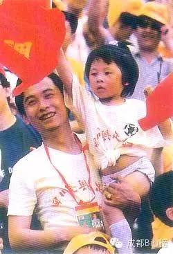 十几年过去了,这儿终于又被成都球迷包围了