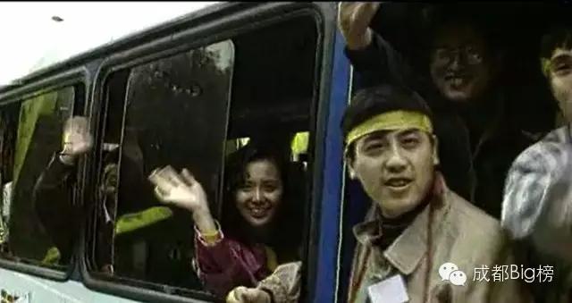 十几年过去了，这儿终于又被成都球迷包围了