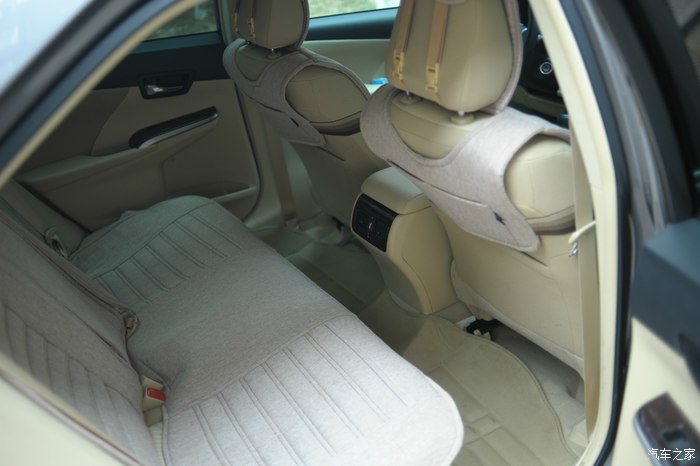 2015年凯美瑞2.5顶配旗舰版,空间大省油15万轿车