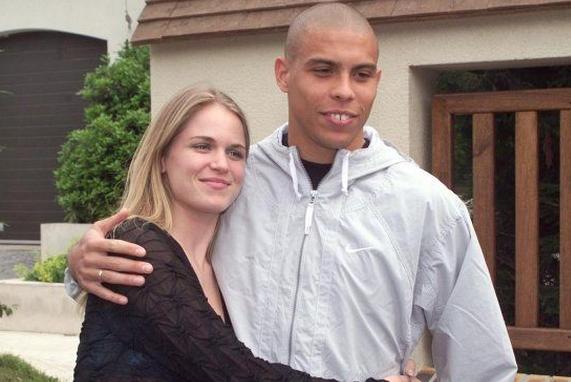 足球运动员高峰现任妻子是谁,足球高峰的老婆是谁