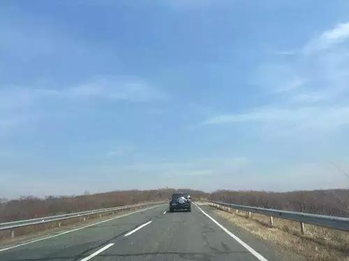 开着小车哼着小曲,开着车哼着歌结果一面包车掉头