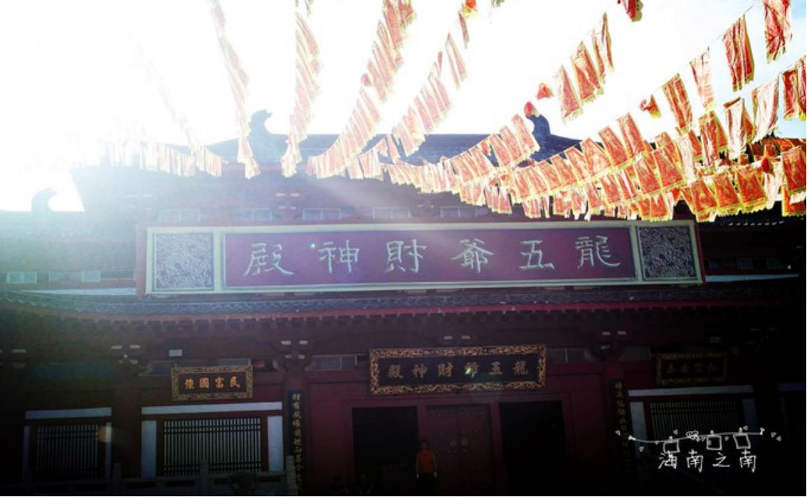 穿过云海后的美景,穿过云海看美景