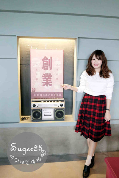 抢眼红色系碎花洋装+苏格兰红格裙,显瘦早春穿搭!